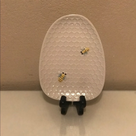 HoneyBee Spoon Rest with Salt & Pepper Shaker Set - Picture 2 of 6